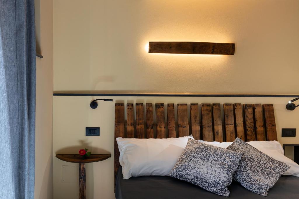 a bedroom with a bed with a wooden headboard and pillows at Meb in Riomaggiore