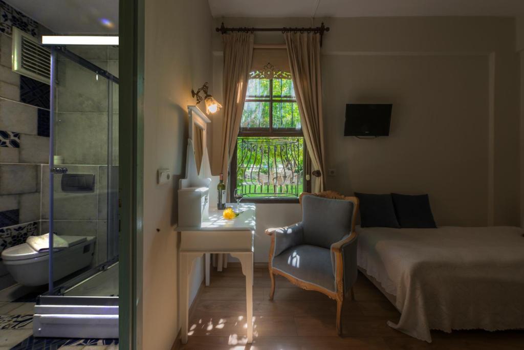 A bed or beds in a room at Hotel Kalehan