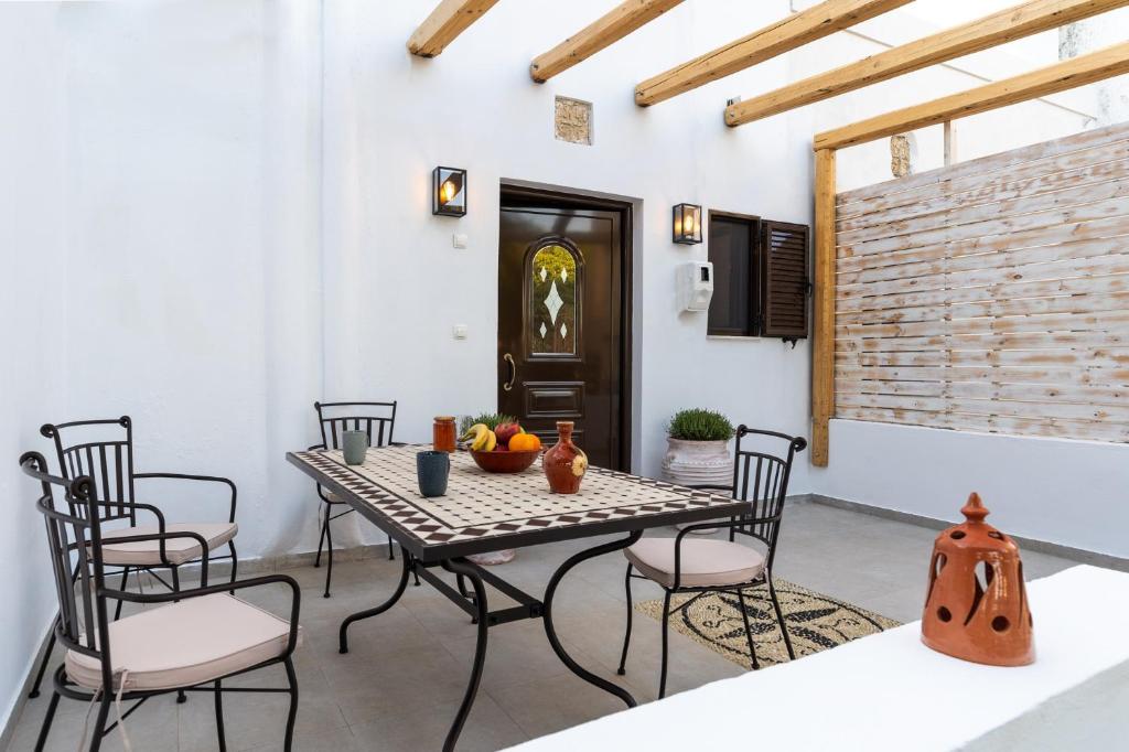 A seating area at Casa Kariki - Traditional House in Psinthos
