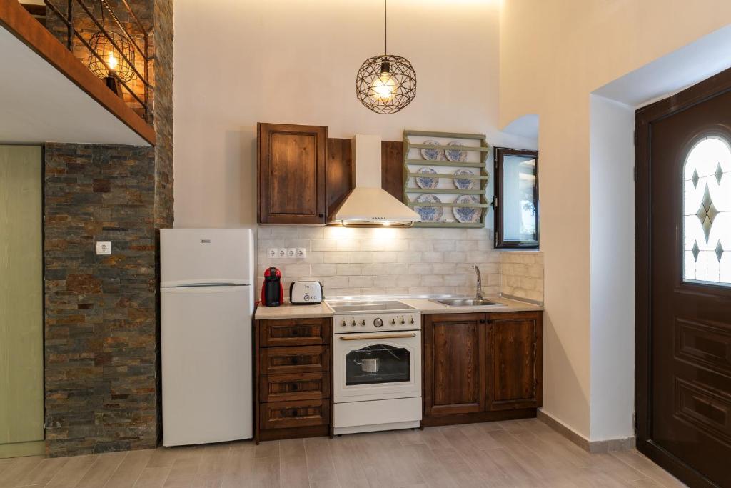 A kitchen or kitchenette at Casa Kariki - Traditional House in Psinthos