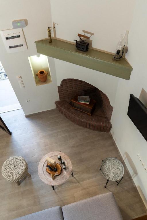 A television and/or entertainment centre at Casa Kariki - Traditional House in Psinthos