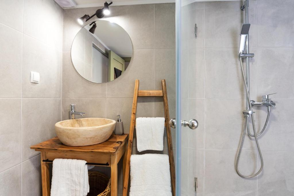 A bathroom at Casa Kariki - Traditional House in Psinthos