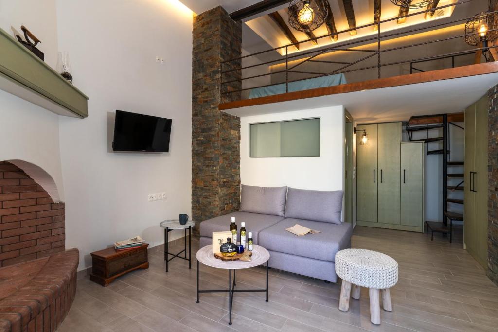A seating area at Casa Kariki - Traditional House in Psinthos