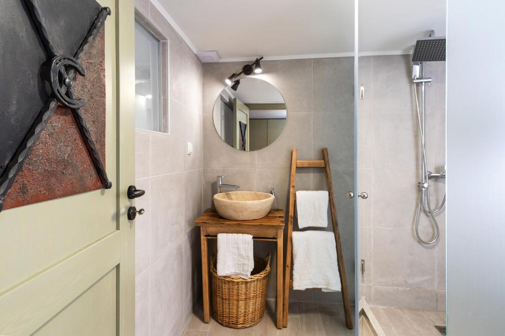 A bathroom at Casa Kariki - Traditional House in Psinthos