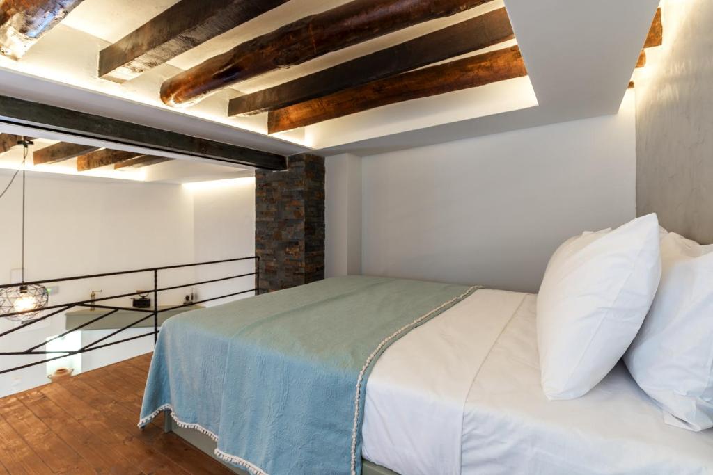 A bed or beds in a room at Casa Kariki - Traditional House in Psinthos