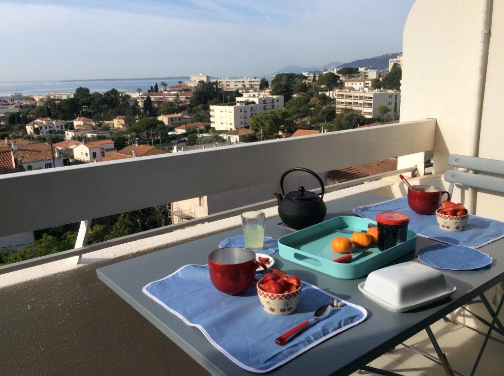un vassoio di cibo su un tavolo sul balcone di appartement vue mer panoramique a Antibes