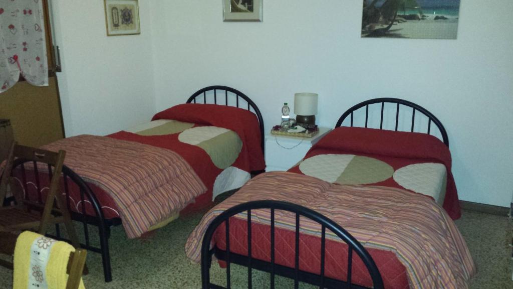 1 Schlafzimmer mit 2 Betten und einem Tisch in der Unterkunft BED Magnolie in Lainate