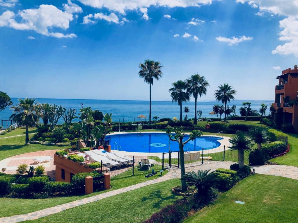 uma vista aérea de um resort com uma piscina e o oceano em Casa de Dolores Ana em Estepona