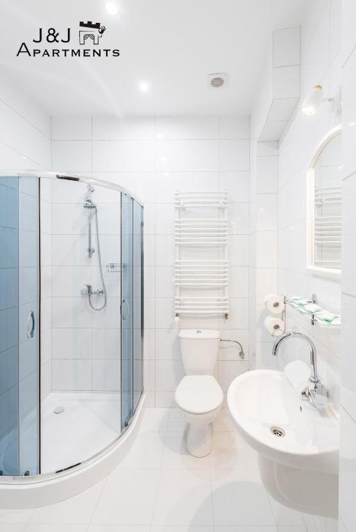 Kúpeľňa v ubytovaní J&J Apartments Łazienna 30 Apartament 10-5