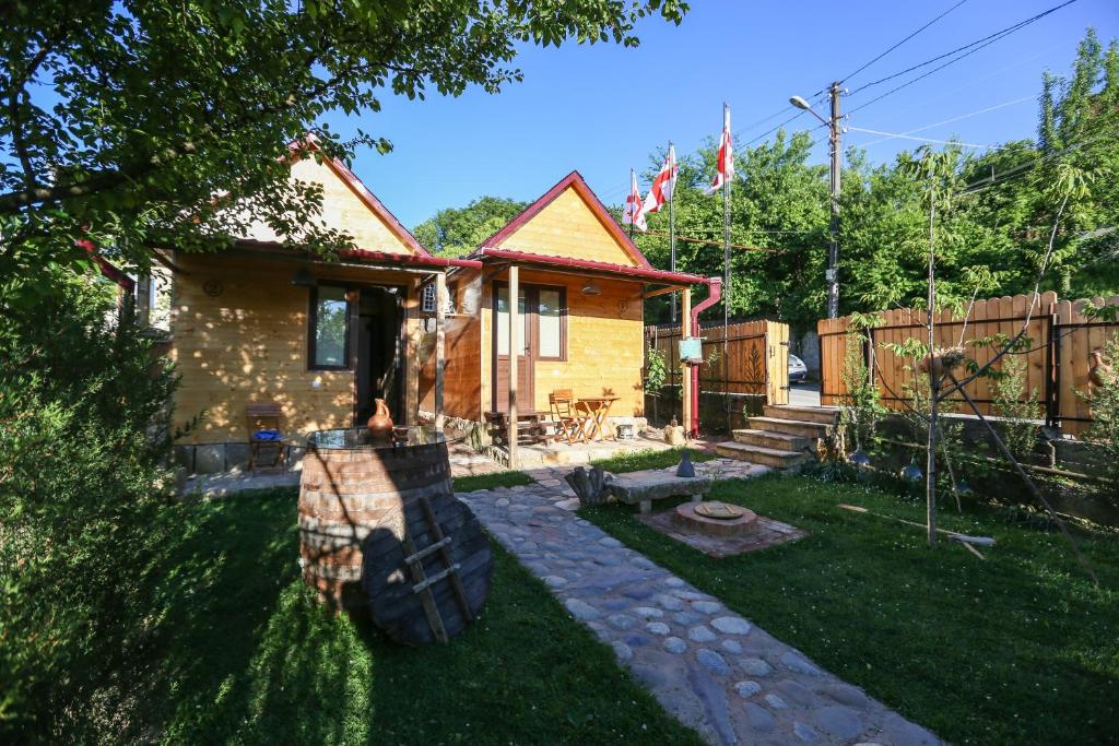 una casa con una valla y un patio en BUKHRIANI, en Kutaisi