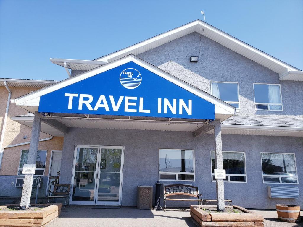 uma placa de alojamento de viagem em frente a um edifício em Travel-Inn Resort & Campground em Saskatoon