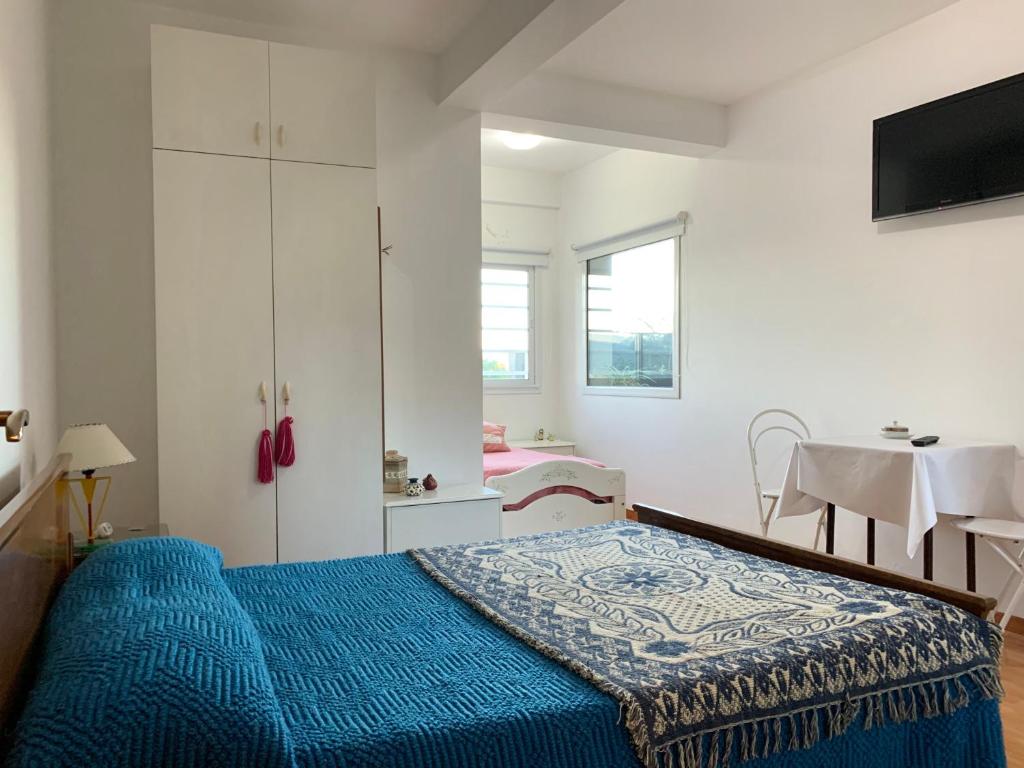 1 dormitorio con 1 cama con manta azul en Habitación Caléndulas- Hospedaje Lo De Juan Y Mabel en Tandil
