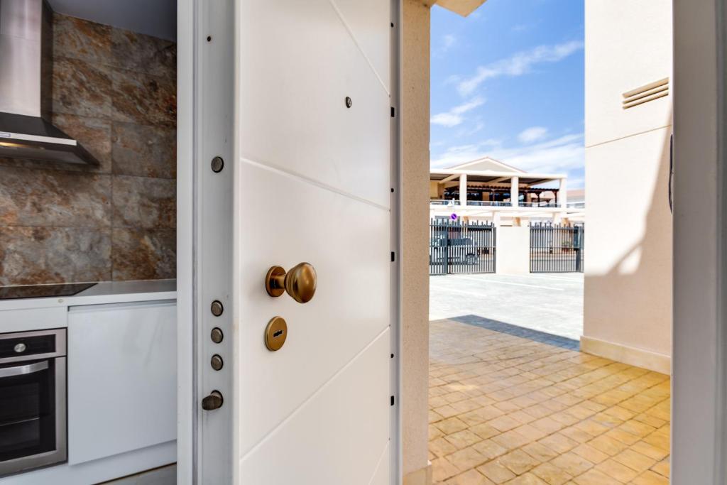 Kuchyň nebo kuchyňský kout v ubytování La Zenia Sabrina Apartment 5