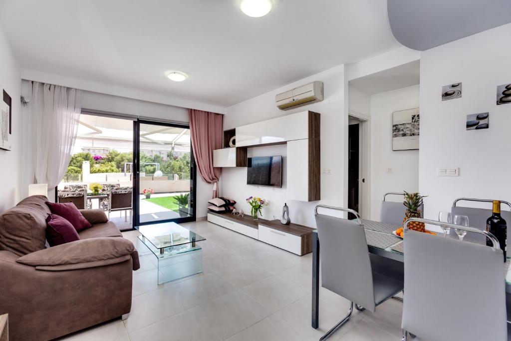 TV a/nebo společenská místnost v ubytování La Zenia Sabrina Apartment 5