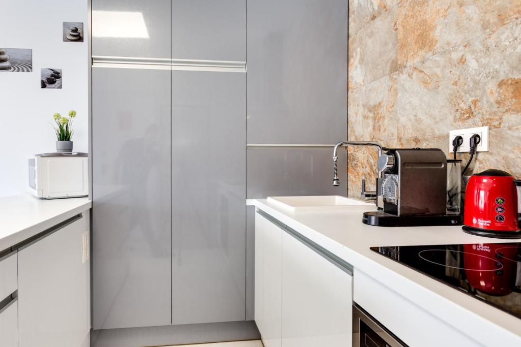 Kuchyň nebo kuchyňský kout v ubytování La Zenia Sabrina Apartment 5