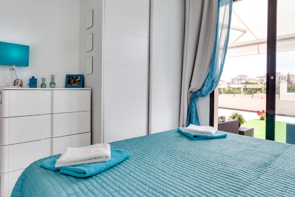 Postel nebo postele na pokoji v ubytování La Zenia Sabrina Apartment 5