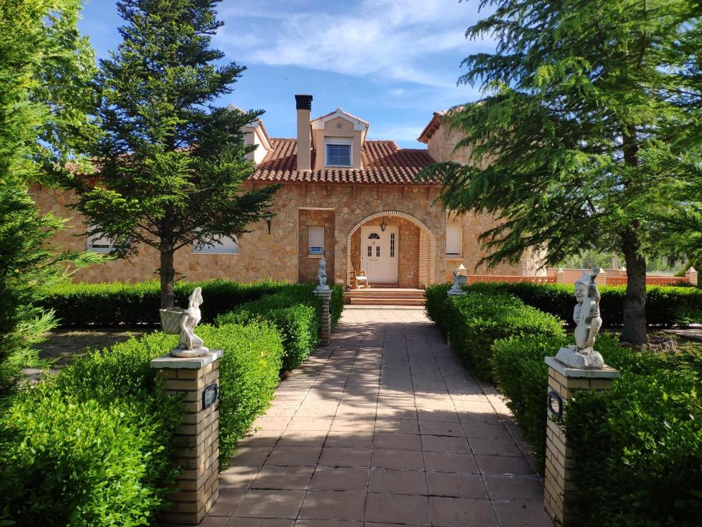 a house with a pathway leading to it at Villa CiTe- jardines/BBQ/terrazas/ para familias in Teruel