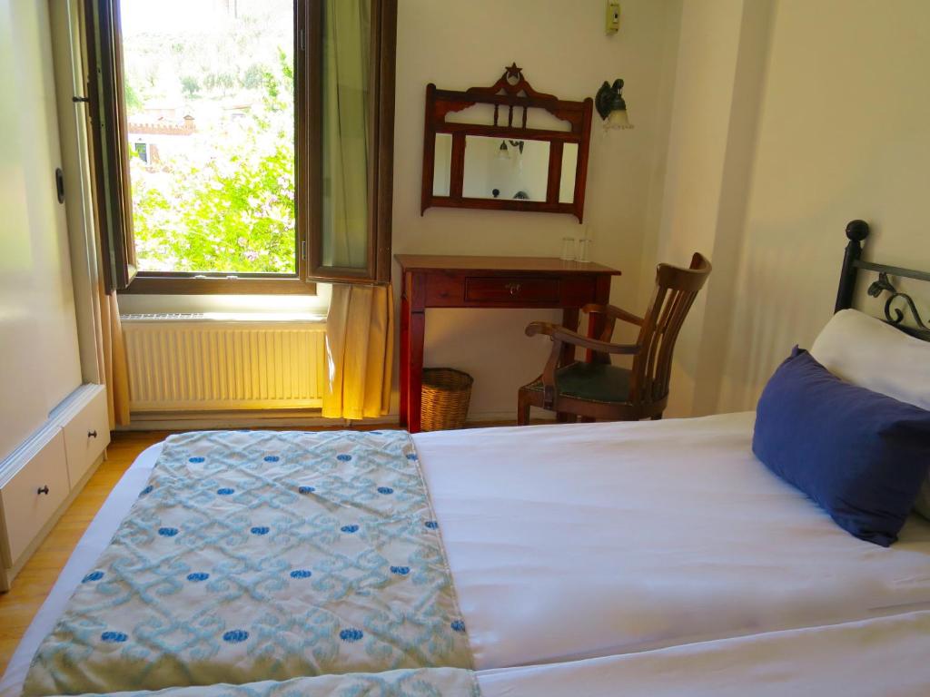 A bed or beds in a room at Hotel Kalehan