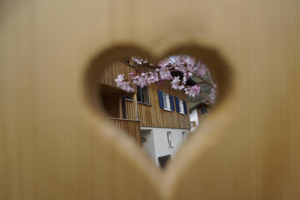 ベツァウにあるApartement Metzler Susanneの花の心臓形の建物