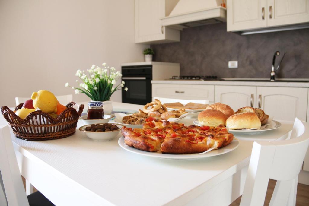 un tavolo con piatti di cibo sopra in una cucina di Casa vacanze Anthea a Laterza