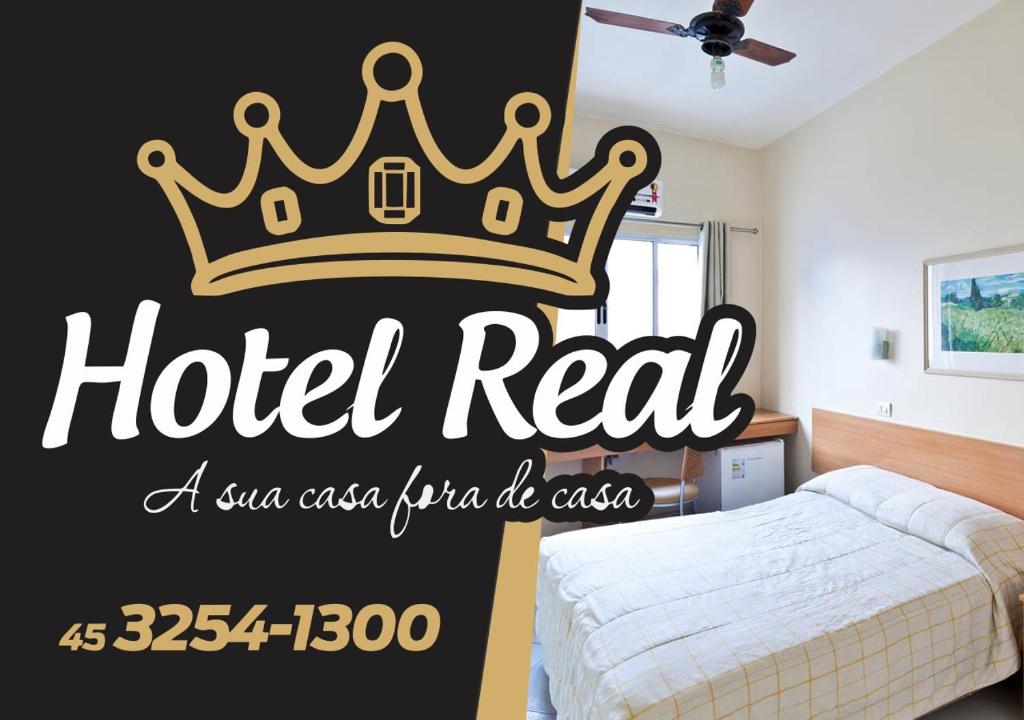 um quarto com uma cama com uma coroa em HOTEL REAL em Marechal Cândido Rondon