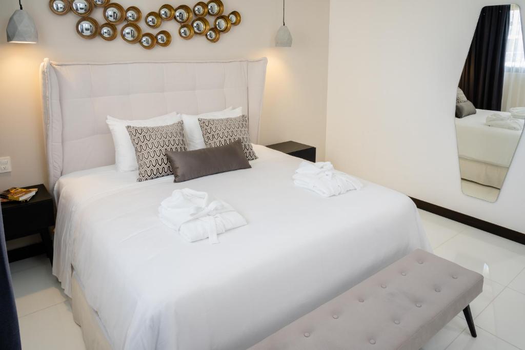 Cojin en tonos blancos y gris perfecto para un hotel boutique - Sebastian  Suite, Equipamiento integral para hoteles, al mejor precio