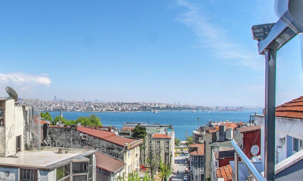 uma vista para a água a partir de uma cidade com edifícios em Cihangir Palace Hotel em Istambul