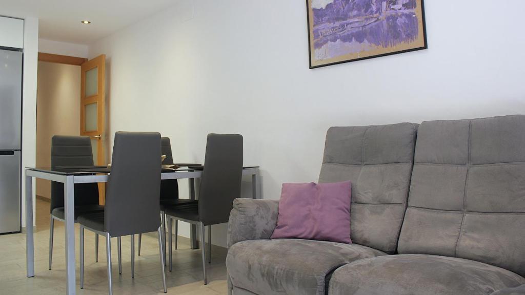 A seating area at Apartament Margarit