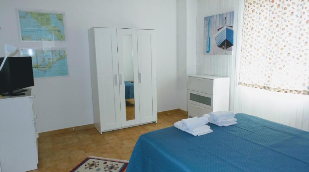 Postel nebo postele na pokoji v ubytování una camera a Le Castella