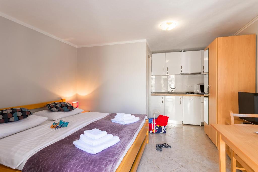 Postel nebo postele na pokoji v ubytování Golden Bay Hvar