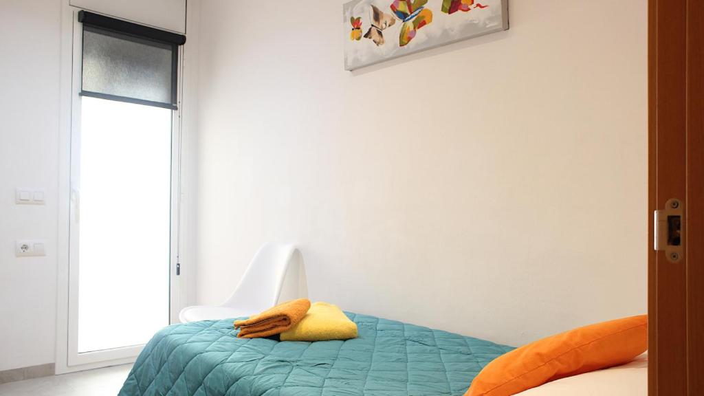 A bed or beds in a room at Apartament Margarit