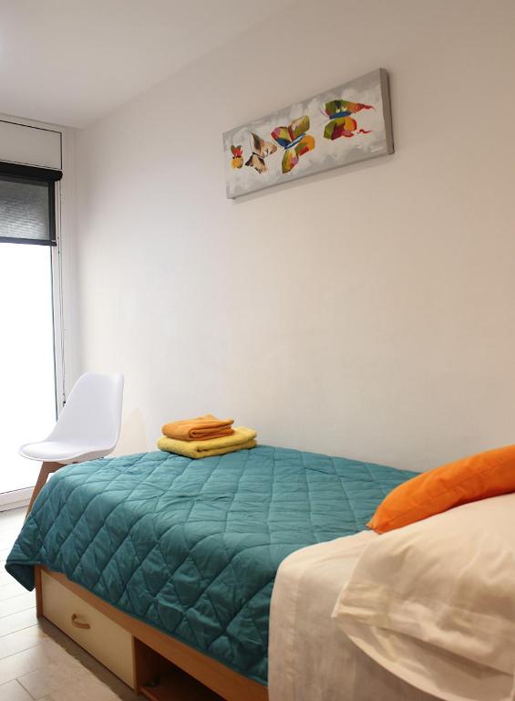 A bed or beds in a room at Apartament Margarit