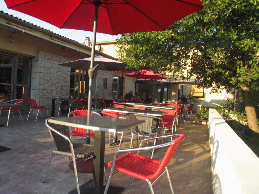 Restaurace v ubytování Hôtel Les Persèdes