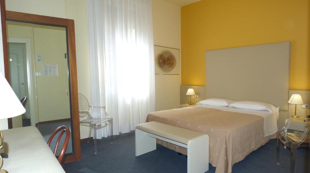 Postel nebo postele na pokoji v ubytování Hotel Centrale Byron