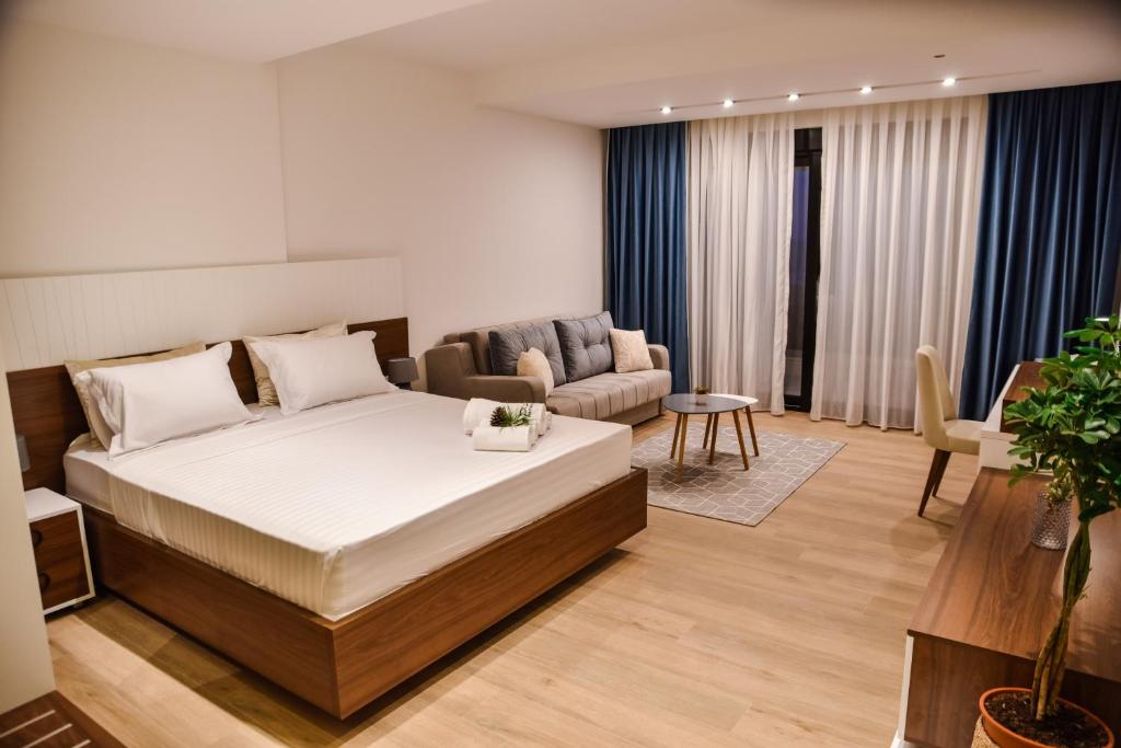 Postel nebo postele na pokoji v ubytování Pino Boutique Hotel