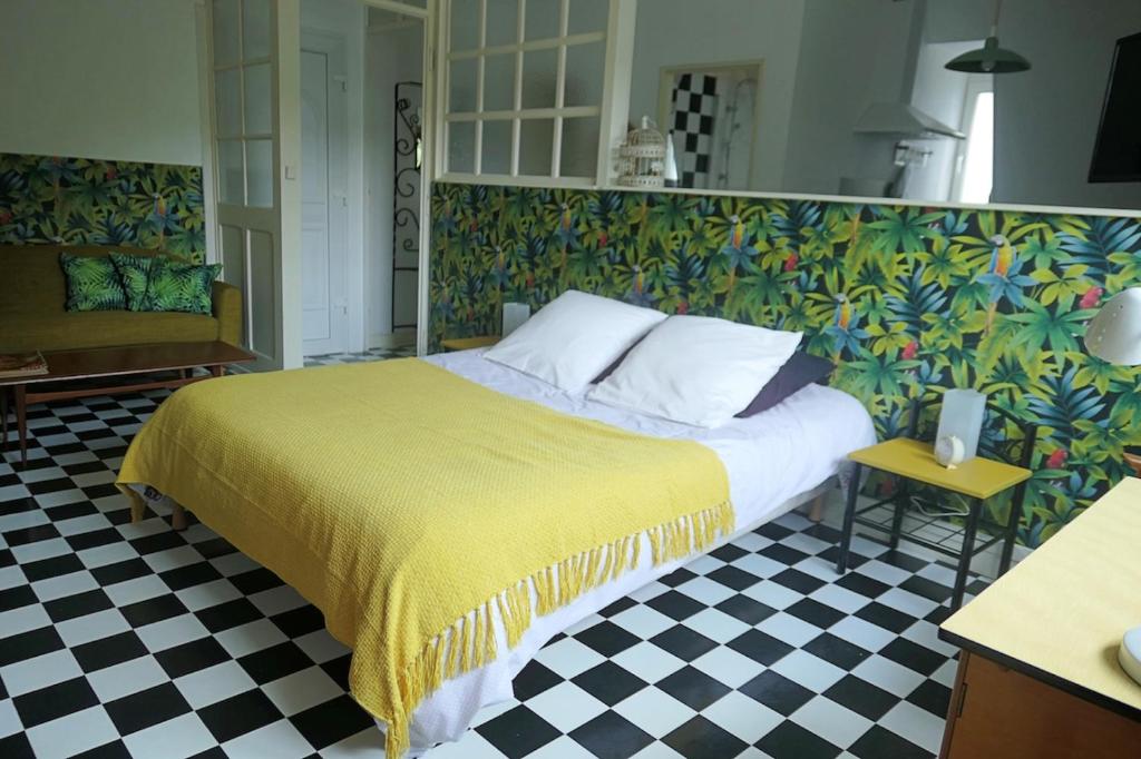 ミュルーズにあるLe Studio 60'のベッドルーム1室(黄色い毛布付きのベッド1台付)