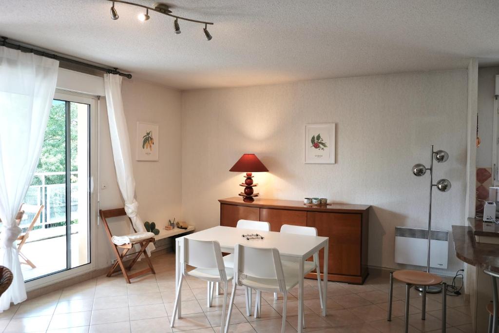 un soggiorno con tavolo e sedie bianchi di Appartement Marseille Vacances a Marsiglia