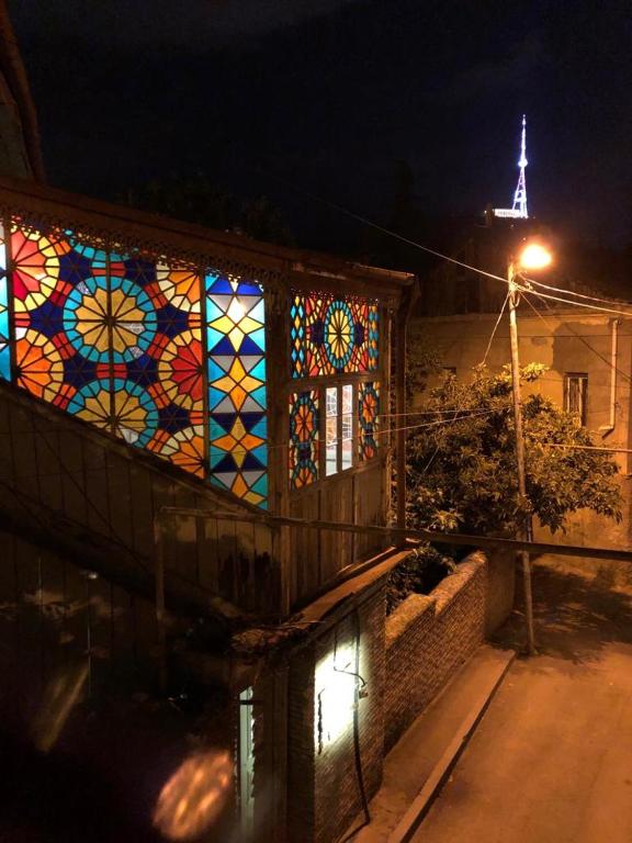 第比利斯DARIA的建筑的侧面设有彩色玻璃窗