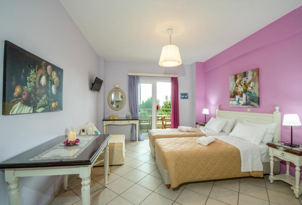 Postel nebo postele na pokoji v ubytování Stamatakis Boutique Studios