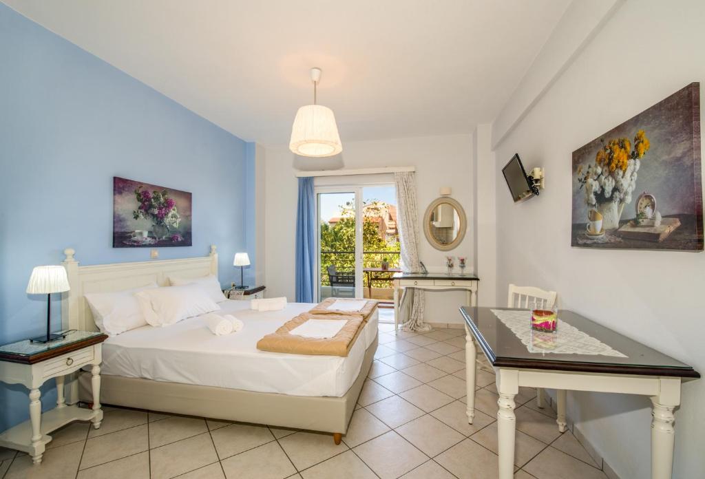 Postel nebo postele na pokoji v ubytování Stamatakis Boutique Studios