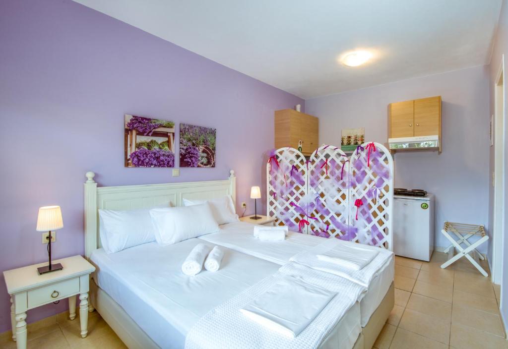 Postel nebo postele na pokoji v ubytování Stamatakis Boutique Studios