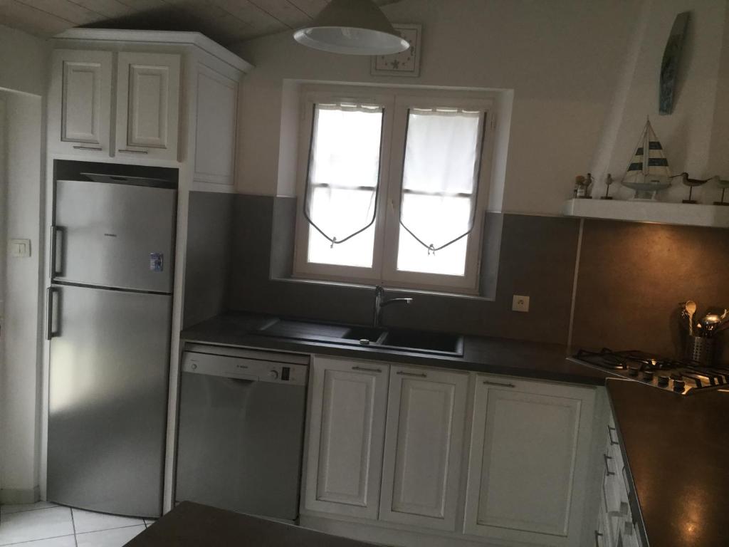 Kuchyň nebo kuchyňský kout v ubytování Maison de standing style rethais