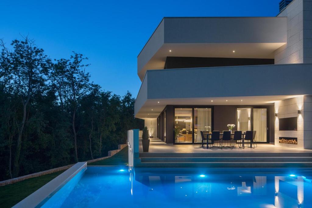 Basen w obiekcie Modern Villa 55 with Pool and Spa lub w pobliżu