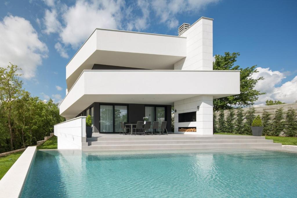 uma casa com uma piscina em frente em Modern Villa 55 with Pool and Spa em Pazin
