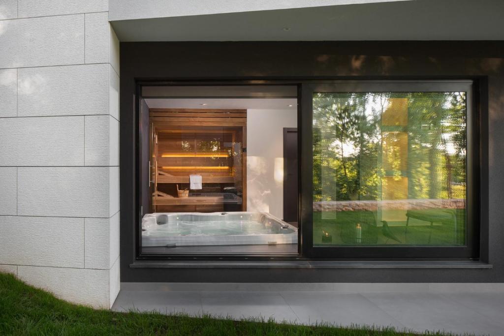 Ogród w obiekcie Modern Villa 55 with Pool and Spa