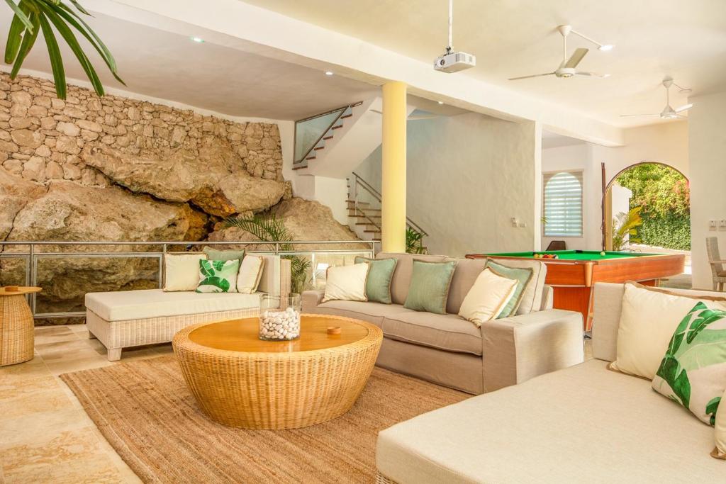 a living room with a couch and a table at Casa Coral Sosua in Sosúa