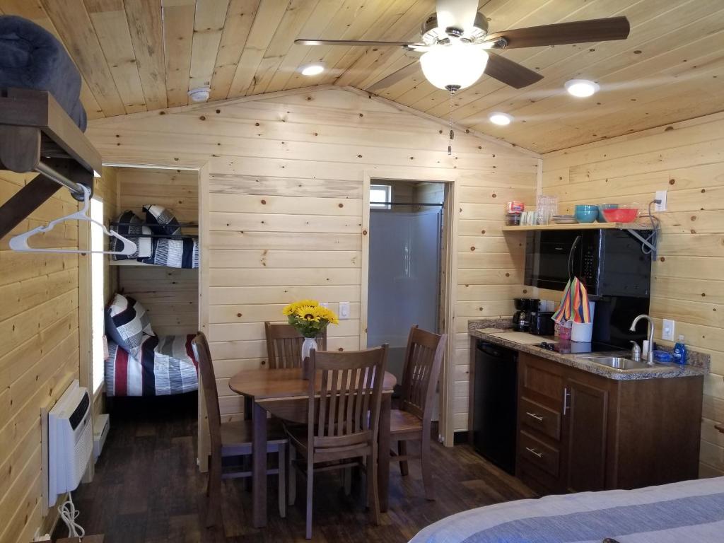 Kuchyň nebo kuchyňský kout v ubytování Castle Gate RV Park
