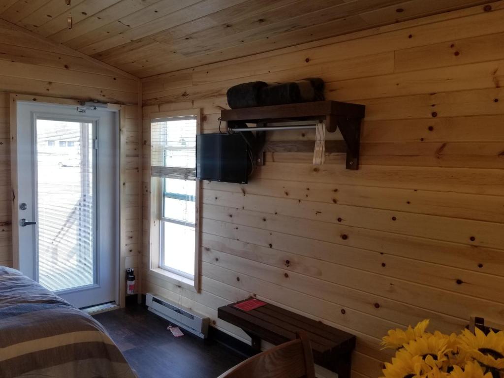 TV a/nebo společenská místnost v ubytování Castle Gate RV Park