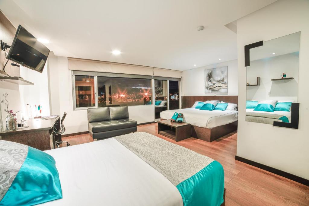 a hotel room with two beds and a television at Hotel Valgus in Cuenca