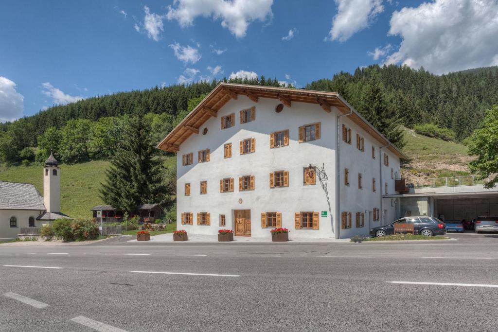 ein großes weißes Gebäude an der Straßenseite in der Unterkunft Exclusive Apartment Tassenbacherhof in Strassen